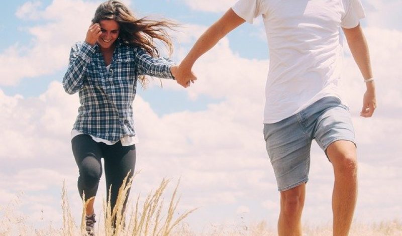 Couple holding hands on hike, Skelian Chiropractic Clinic